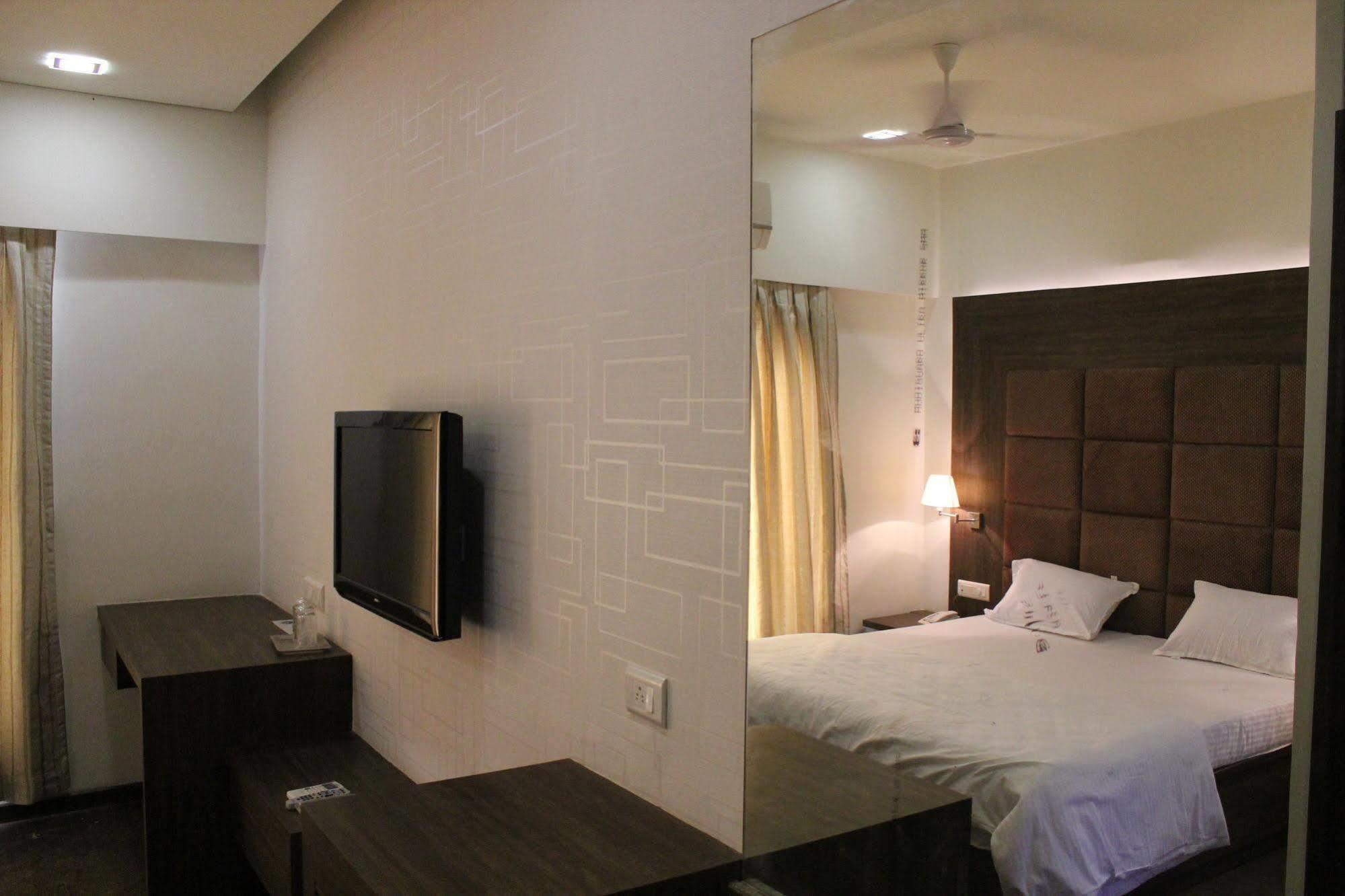 Palm Green Club Resort Jetalpur Exterior photo