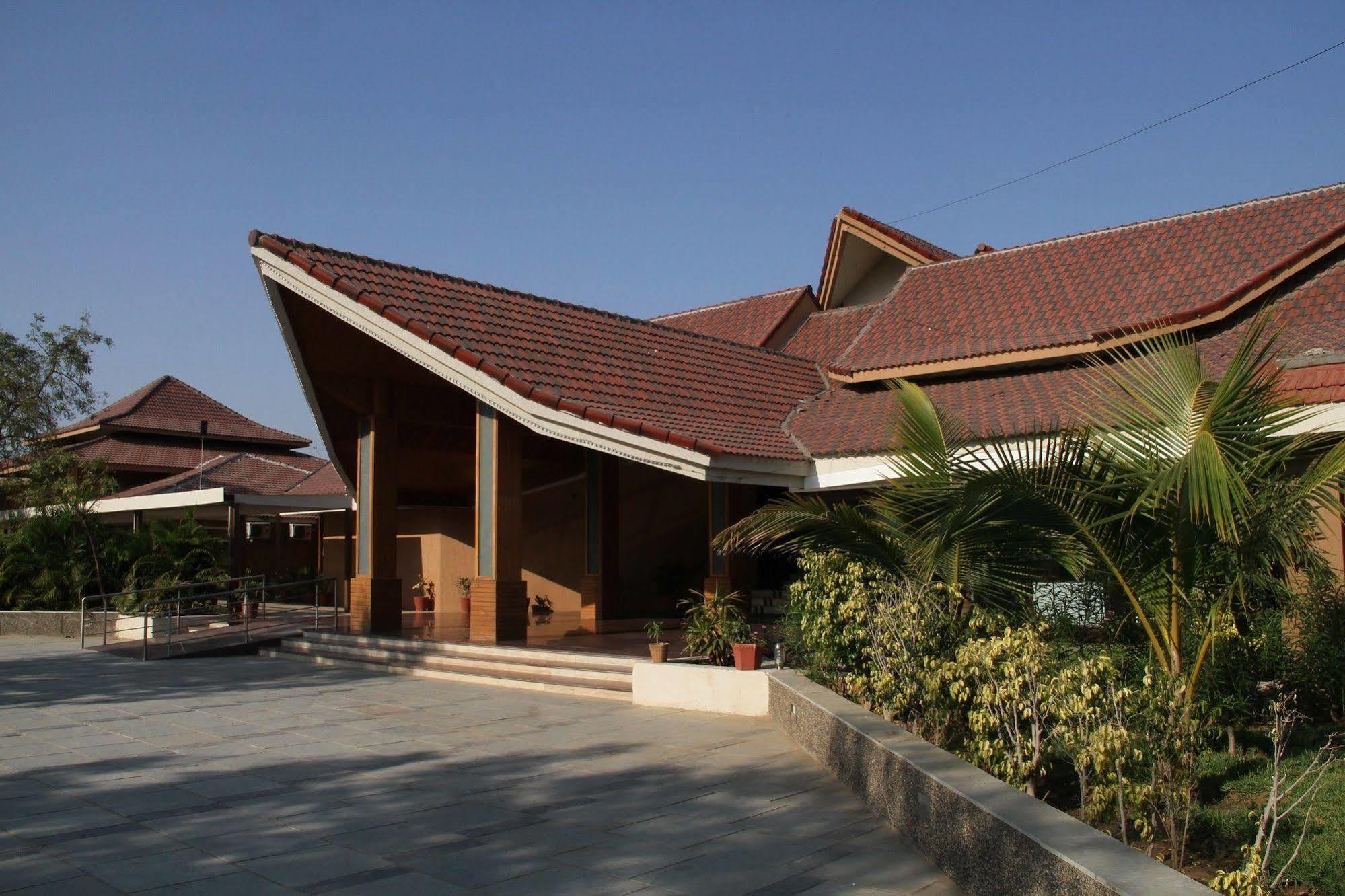 Palm Green Club Resort Jetalpur Exterior photo