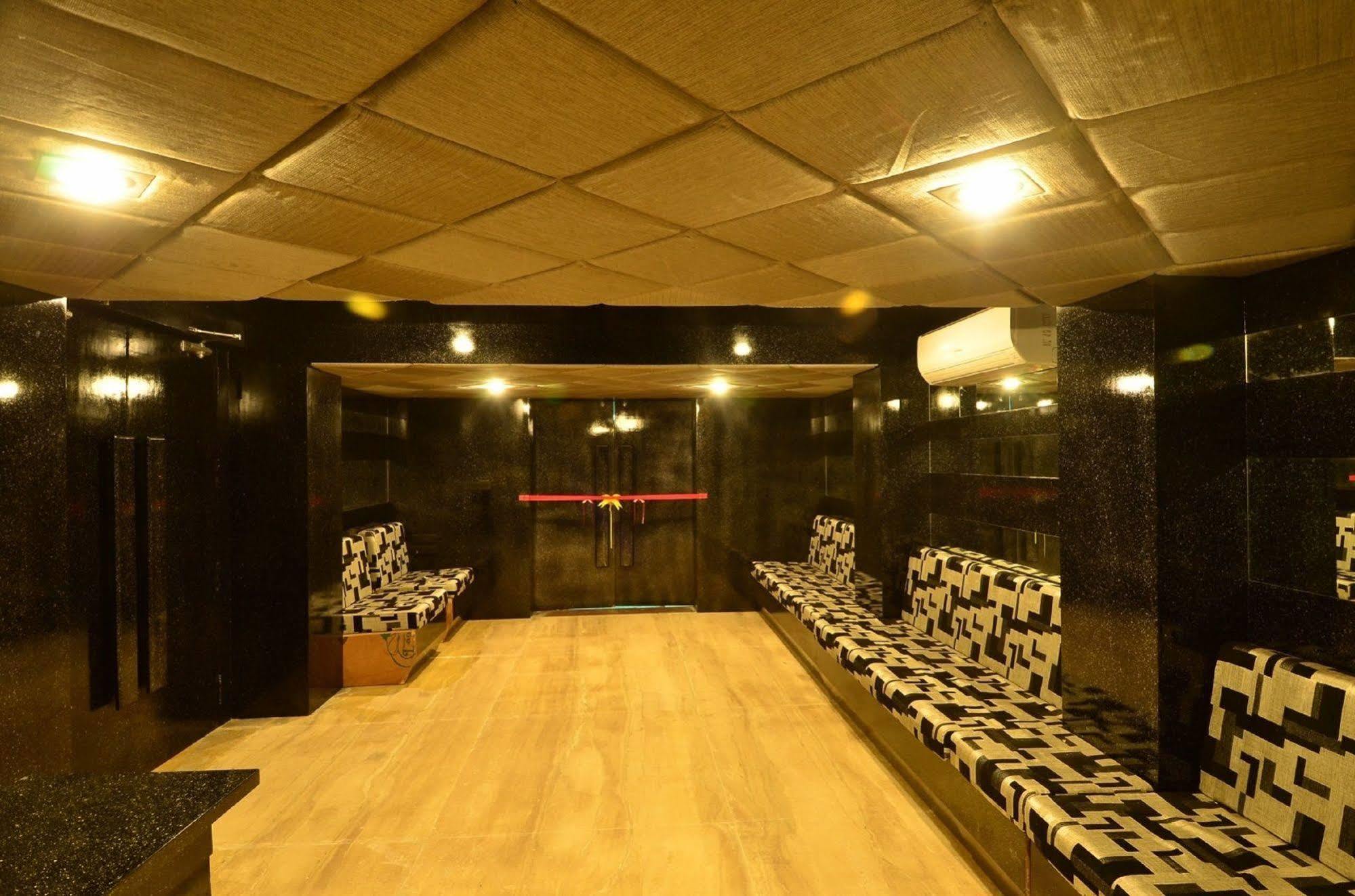 Palm Green Club Resort Jetalpur Exterior photo